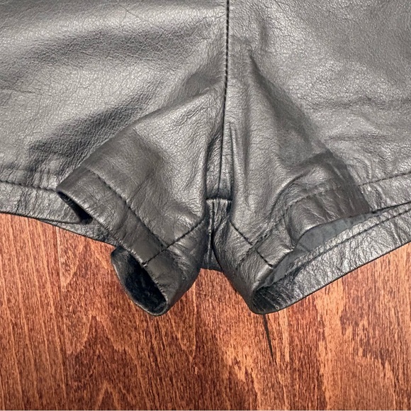 Vintage Women’s Black genuine leather shorts Chia Size 6 Classic 🔥Sexy Excellent - Picture 13 of 15